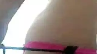 زوجة كبيرة المؤخرة تمص قضيبًا في المقعد الخلفي للسيارة بينما الزوج يشاهد
