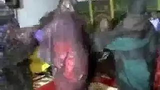 رجل قص بالمقص فيك المرأة