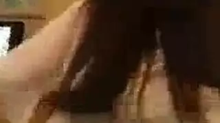 فتاة تتناك من اثنان ويدخلون زبهم مع بعض في كسها