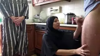 زوجة عربية ساخنة تتمدد بواسطة قضيب عملاق بينما الزوج يصور