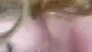 مراهقة داعرة تأخذ قضيبًا خشنًا بثدييها وفرجها المتساقط