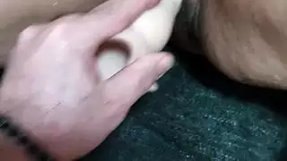 فتاة ساخنة تتحول إلى برية مع دسار، بوسها يتدفق مثل نافورة