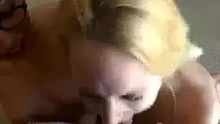 يمارس طفلان نحيفان ممارسة الجنس الشرجي في حمام سباحة ضخم ، بينما يكونان بجوار حمام السباحة