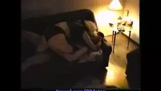 بنات جامحات يتناوبن على لعبة جنسية ضخمة