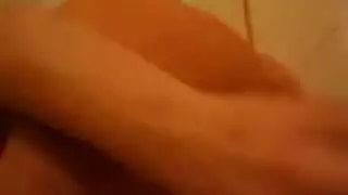 عرض استمناء بجانب حوض السباحة