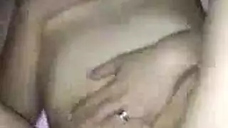 آسيوية صغيرة الحجم تتعرض لجنس شرجي عنيف وتداعب بظرها حتى النشوة