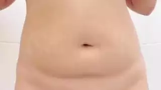 فتاة عربية ذات ثدي كبير تخلع ملابسها وتضاجع نفسها بلعبة على الشاشة