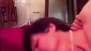 زوجان مراهقان في جنس مكثف مع انفجار مني على فرجها