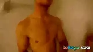 غانغبانغ في الجيم: طالبة مدخنة تأخذ سائل منوي على كل آلة