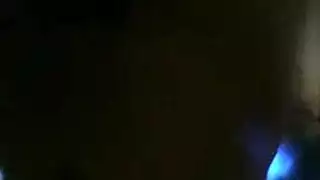 تفرك راسه ببطء