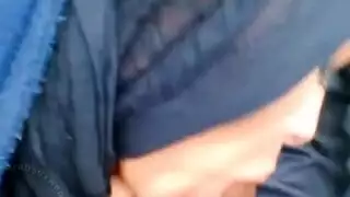 لقاء ساخن في السيارة: بنت محجبة تخدم قضيب حبيبها