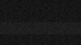 مراهق شاب يتمدد بقضيب صلب ضخم