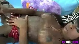 لعب شرجي لشيميل: جميلة سوداء ولعبتها المفضلة