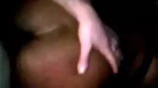 عاهرة مراهقة تستسلم لقضيب عملاق في تدك عنيف على الأرض